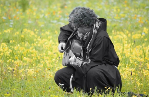 Castellana, sotto il saio un paio di jeans: la storia del frate rock Gianni Mastromarino